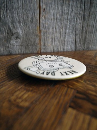 画像2: ビンテージ　NEXT　DAY　OR　DON'T　PAY　缶バッチ