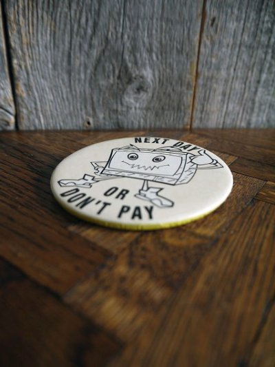 画像1: ビンテージ　NEXT　DAY　OR　DON'T　PAY　缶バッチ