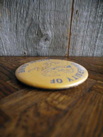 画像1: ビンテージ UNIVERSITY OF NOTRE DAME 缶バッチ