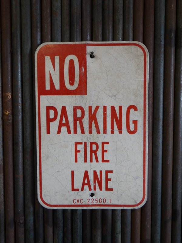 画像1: ビンテージ　NO　PARKING　FIRE　LANE　ロードサイン　 (1)