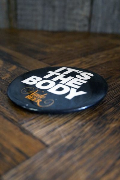 画像2: ビンテージ 「IT'S THE BODY」 Nude BEER 缶バッチ