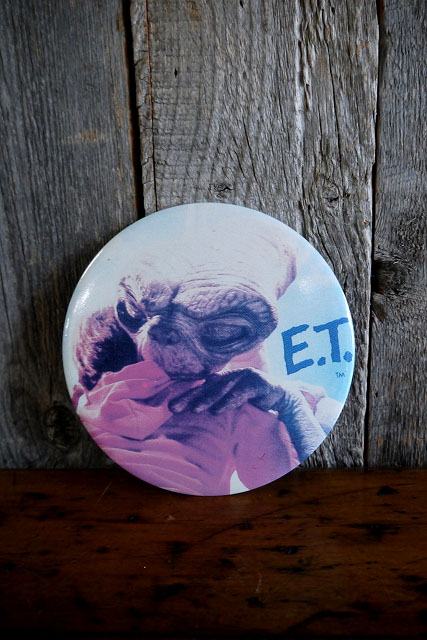 画像1: ビンテージ　E.T.　大型缶バッチ (1)